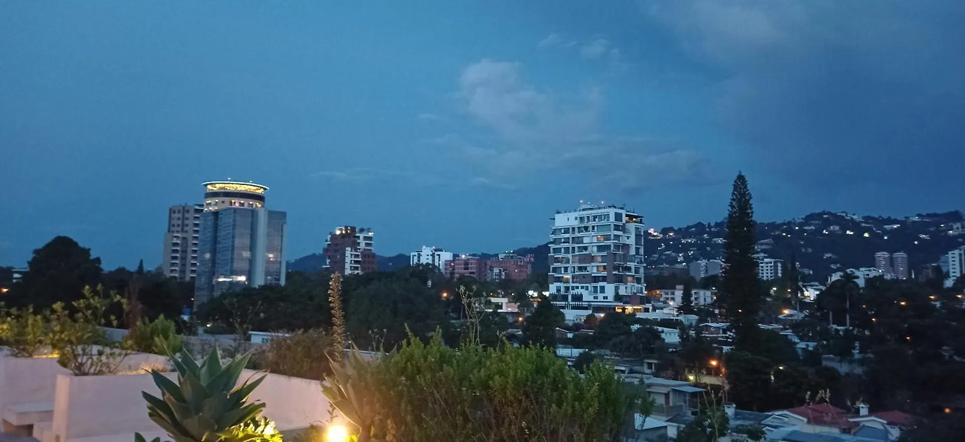 Hermoso Shanti House En Vista Hermosa 2 Edificio Sq Guatemala City Guatemala